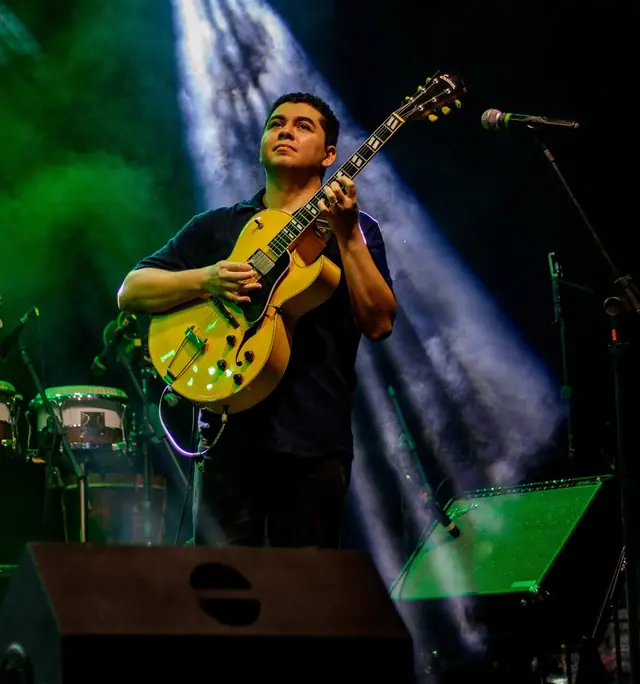 Ismael Nascimento tocando guitarra jazz ao vivo